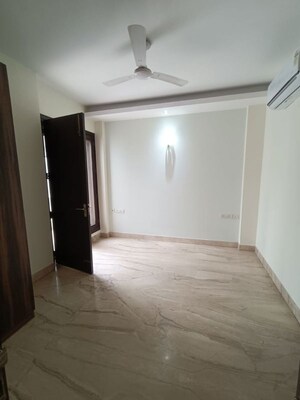 Room in 4 BHK Builder Floor at Auram Floor, South City 2 – for Rent