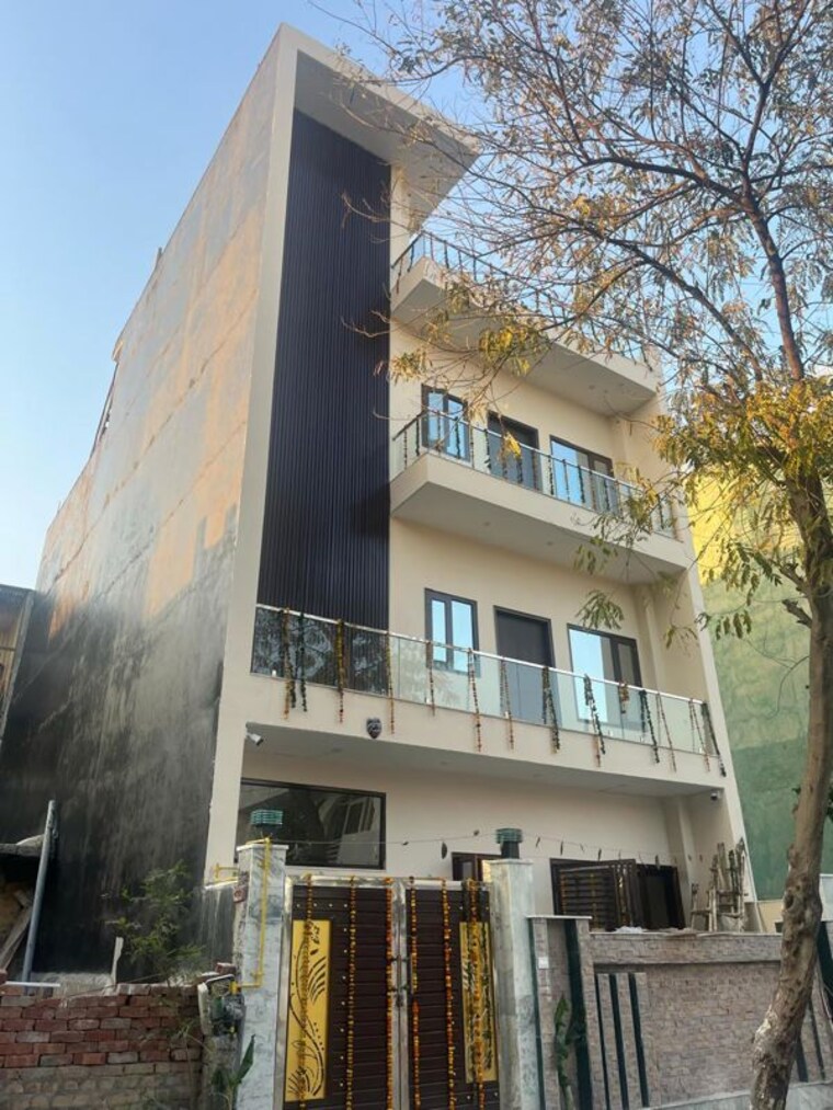 Exterior View, phi ii greater noida 6+ Bedroom 120 Sq.Mt. Independent House In Phi Ii Greater Noida Greater Noida 10386195
