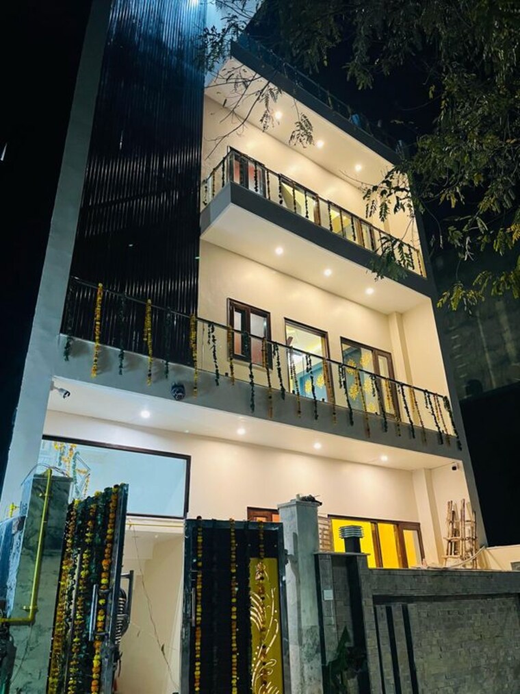 Exterior View, phi ii greater noida 6+ Bedroom 120 Sq.Mt. Independent House In Phi Ii Greater Noida Greater Noida 10386195