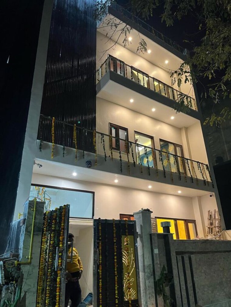 Exterior View, phi ii greater noida 6+ Bedroom 120 Sq.Mt. Independent House In Phi Ii Greater Noida Greater Noida 10386195