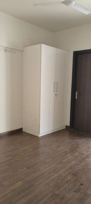 Room in 3 BHK Apartment at BPTP Discovery Park, Sector 80 – for Rent
