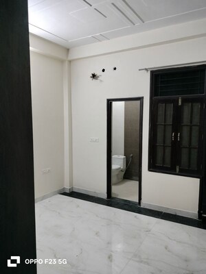 Room in 2 BHK Builder Floor at Gomti Nagar – for Rent