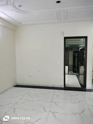 Room in 2 BHK Builder Floor at Gomti Nagar – for Rent