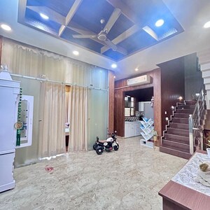 Parking in 5 BHK Independent House at Gomti Nagar – for Sale