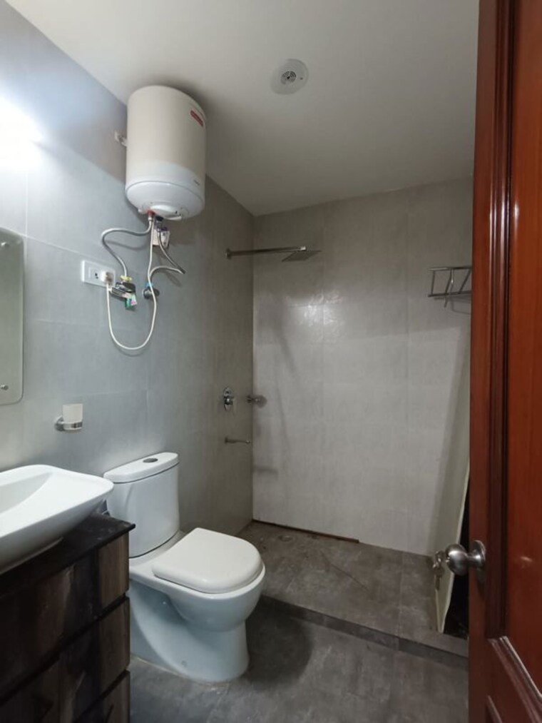 Bathroom, greater kailash ii 4 Bedroom 300 Sq.Yd. Builder Floor In Greater Kailash ii Delhi 10386267