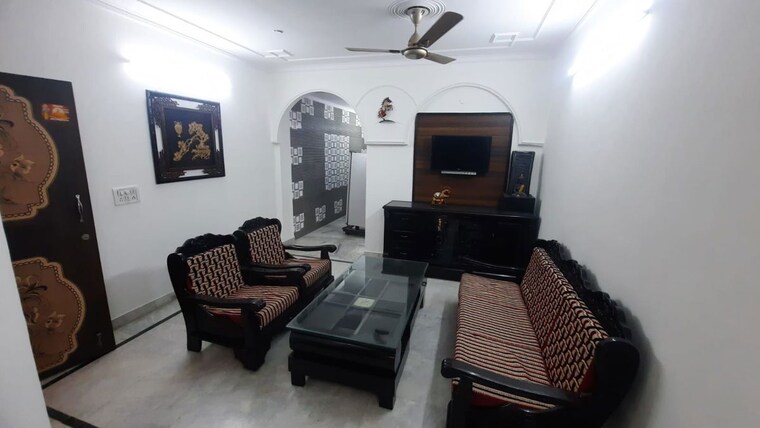 Living Room, east of kailash 3 Bedroom 400 Sq.Yd. Builder Floor In East Of Kailash Delhi 10386294