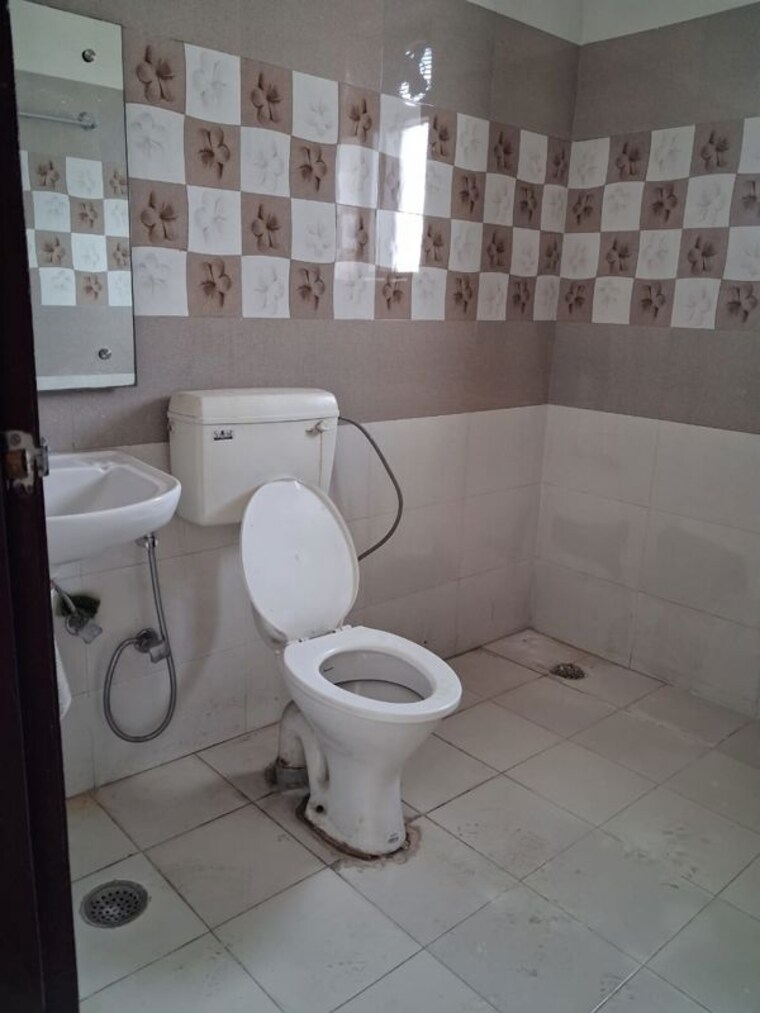 Bathroom, sector 46 2 Bedroom 1450 Sq.Ft. Builder Floor In Sector 46 Gurgaon 10386384