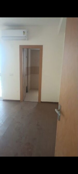 Room in 2.5 BHK Apartment at Imperia Esfera, Sector 37c – for Rent