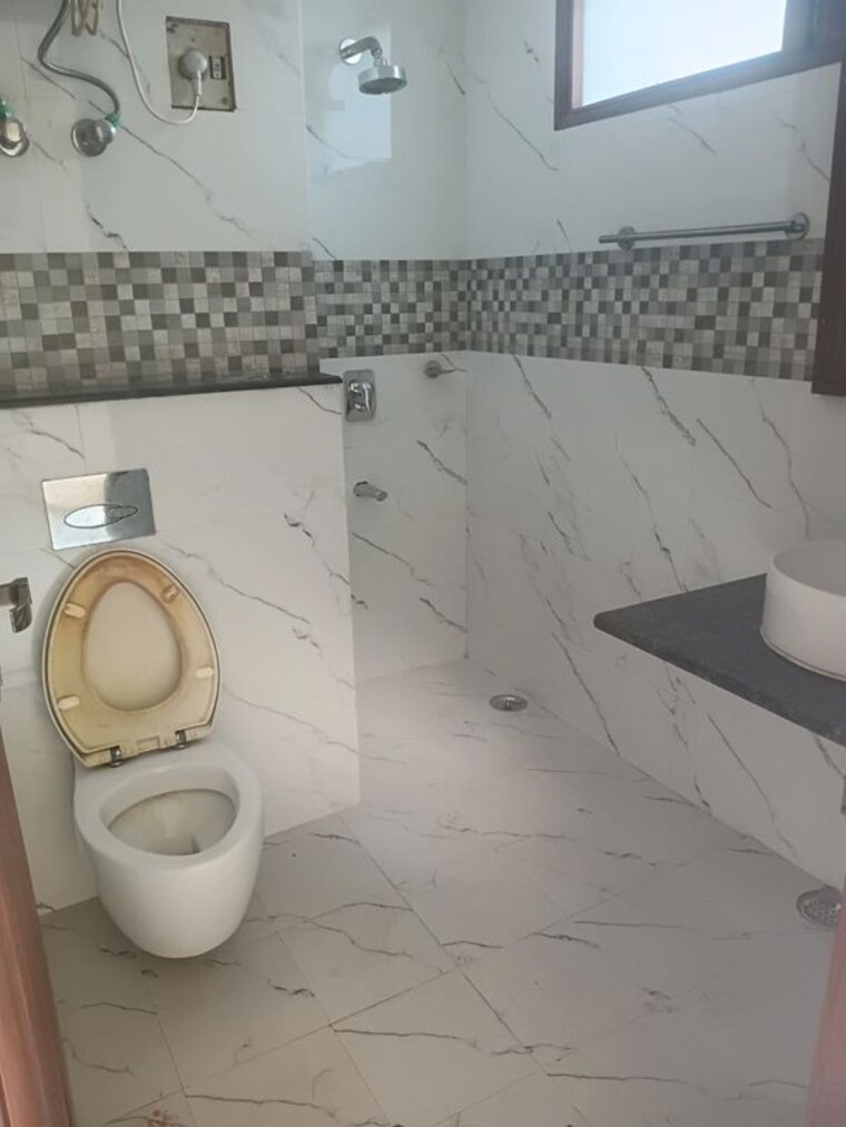 Bathroom, sultanpur 2 Bedroom 400 Sq.Yd. Builder Floor In Sultanpur Delhi 10386506