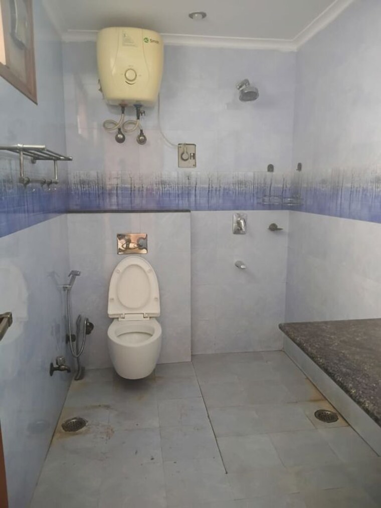 Bathroom, sultanpur 2 Bedroom 400 Sq.Yd. Builder Floor In Sultanpur Delhi 10386506