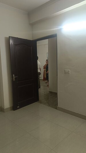 Room in 3 BHK Apartment at Amrapali Silicon City, Sector 76 – for Rent