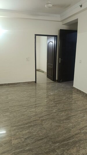 Room in 3 BHK Apartment at Amrapali Silicon City, Sector 76 – for Rent