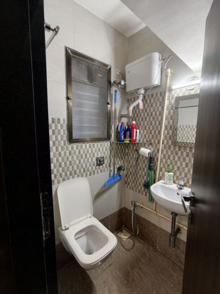 Bathroom, aditya-eksar-kavita 2 Bedroom 525 Sq.Ft. Apartment In Borivali West Mumbai 10386505