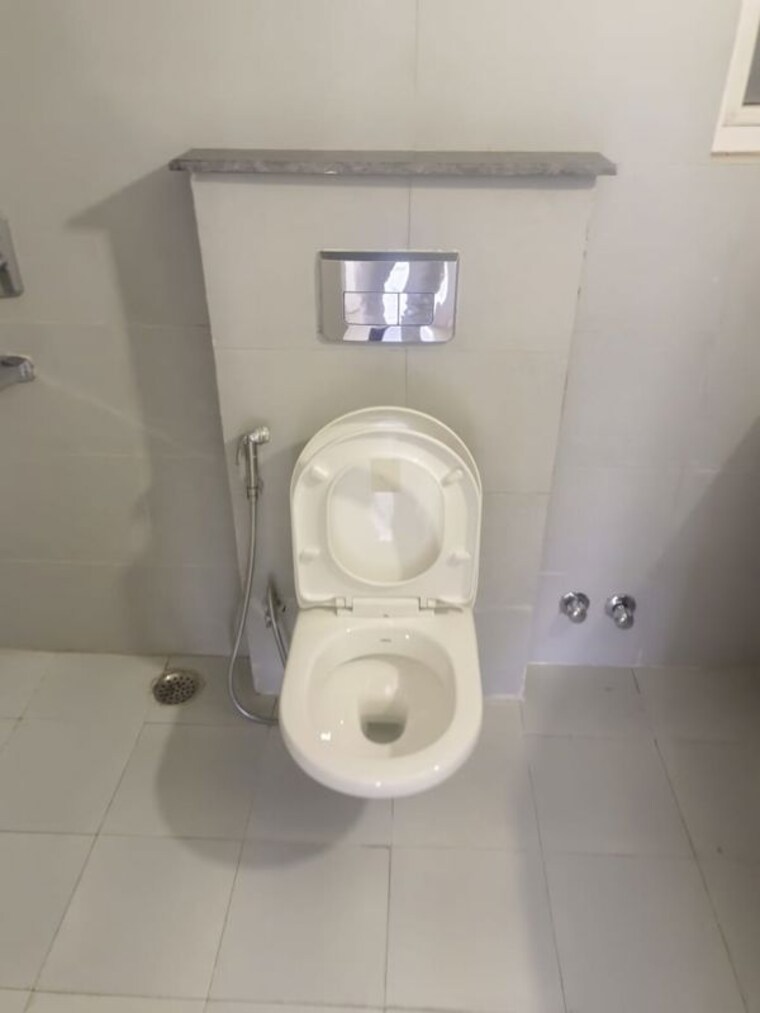 Bathroom, pareena-express-heights 3 Bedroom 1950 Sq.Ft. Apartment In Sector 99 Gurgaon 10386626
