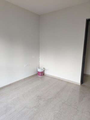 Room in 2 BHK Apartment at Kalpataru Vienta, Kandivali East – for Rent