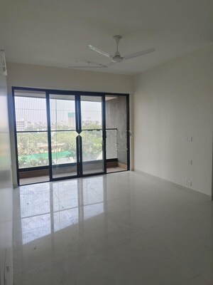 Room in 2 BHK Apartment at Kalpataru Vienta, Kandivali East – for Rent