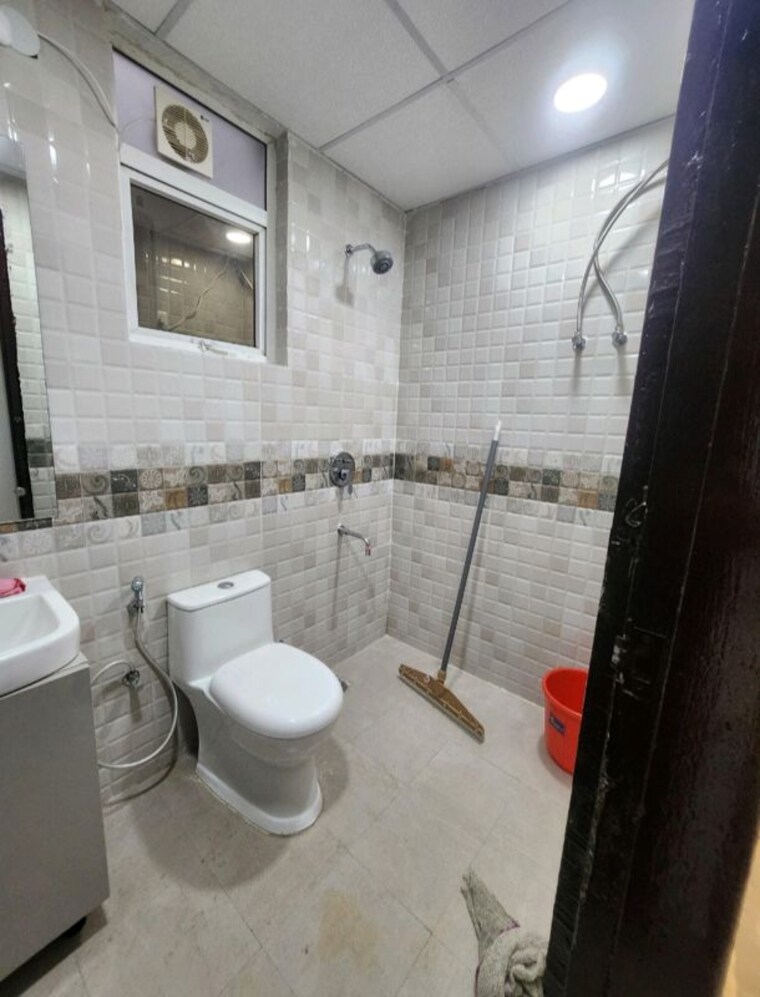 Bathroom, signature-global-park-4-and-5 3 Bedroom 1120 Sq.Ft. Builder Floor In Sohna Sector 36 Gurgaon 10386691