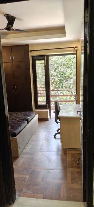 Room in 3 BHK Builder Floor at Sushant Lok ii – for Rent
