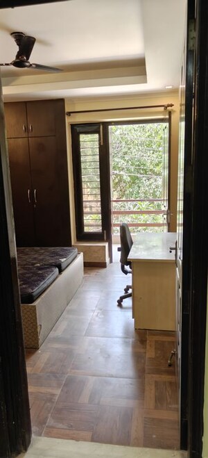 Room in 3 BHK Builder Floor at Sushant Lok ii – for Rent