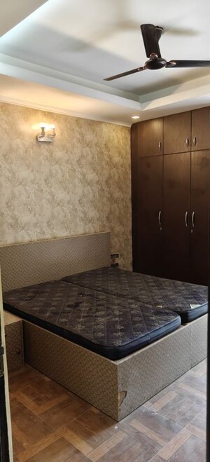 Room in 3 BHK Builder Floor at Sushant Lok ii – for Rent