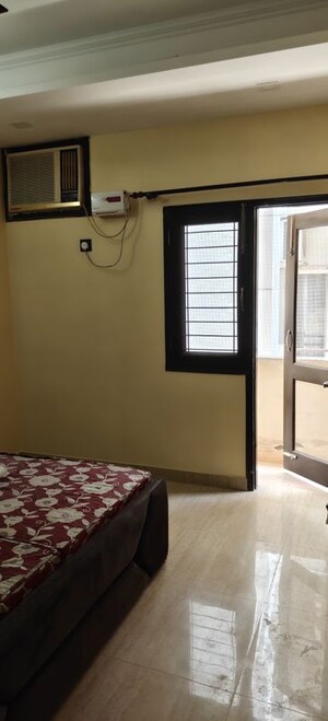 Room in 3 BHK Builder Floor at Sushant Lok ii – for Rent