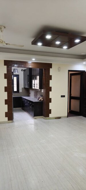 Room in 3 BHK Builder Floor at Sushant Lok ii – for Rent