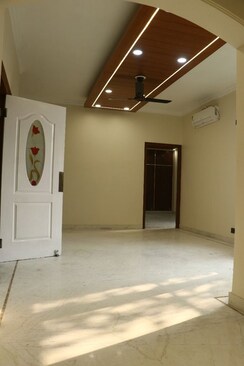 4 BHK + Servant Room Builder Floor For Rent in Chanakyapuri