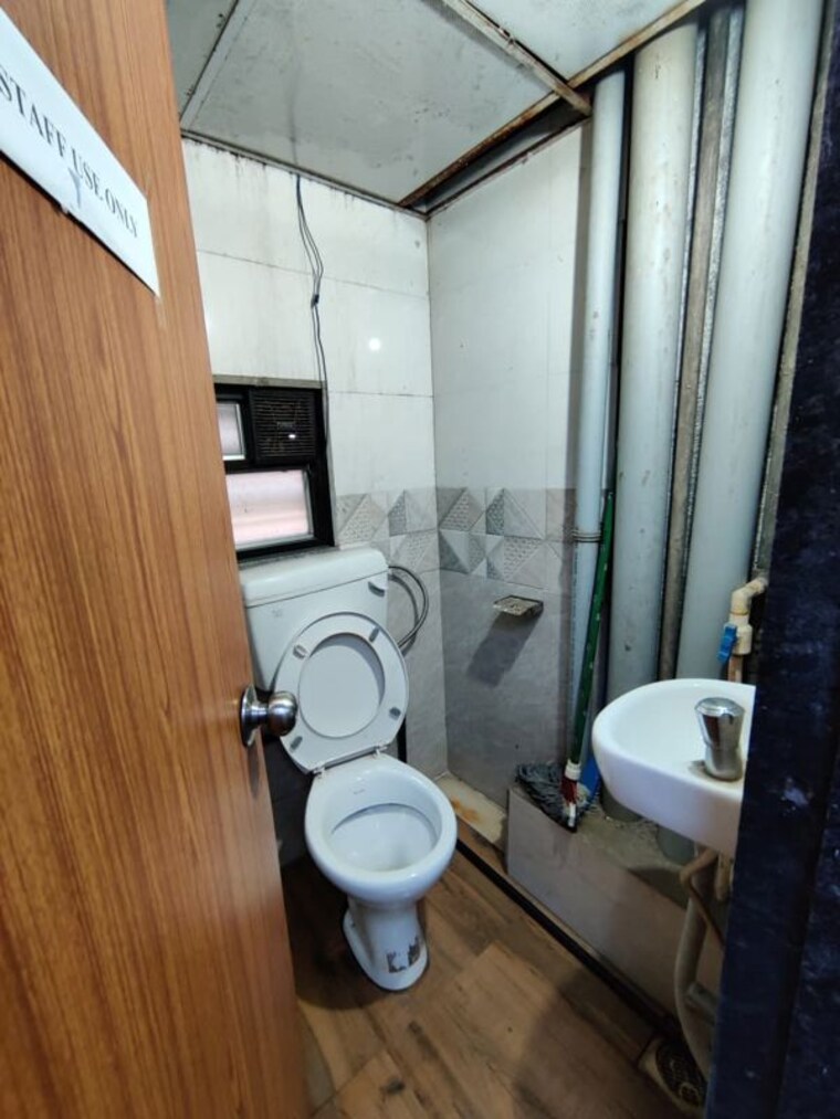 Bathroom, real-tech-park Commercial Office Space 450 Sq.Ft. In Vashi Sector 30a Navi Mumbai 10386916