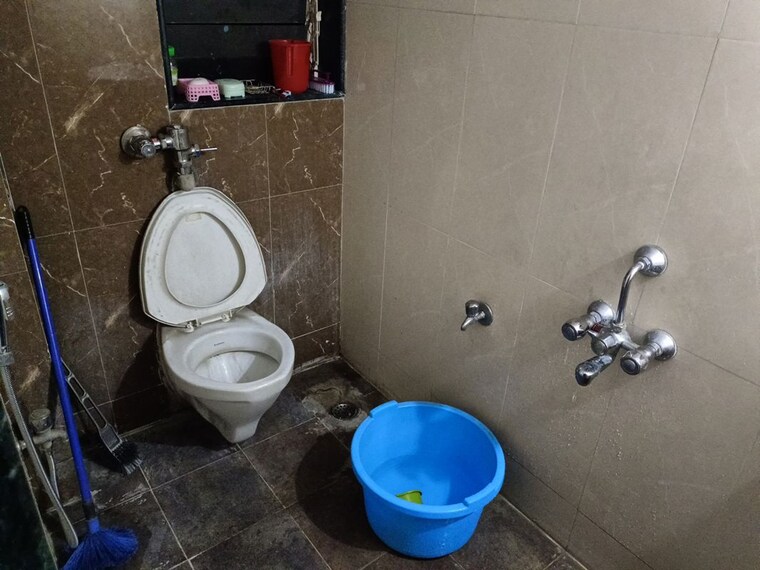 Bathroom, thane west Pg For Boys In Thane West 10386912