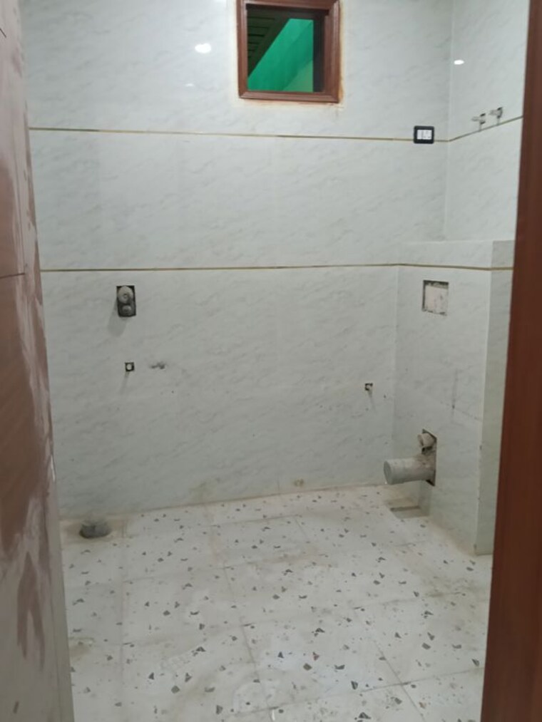 Bathroom, rajendra nagar sector 2 4 Bedroom 275 Sq.Yd. Builder Floor In Rajendra Nagar Sector 2 Ghaziabad 10386966