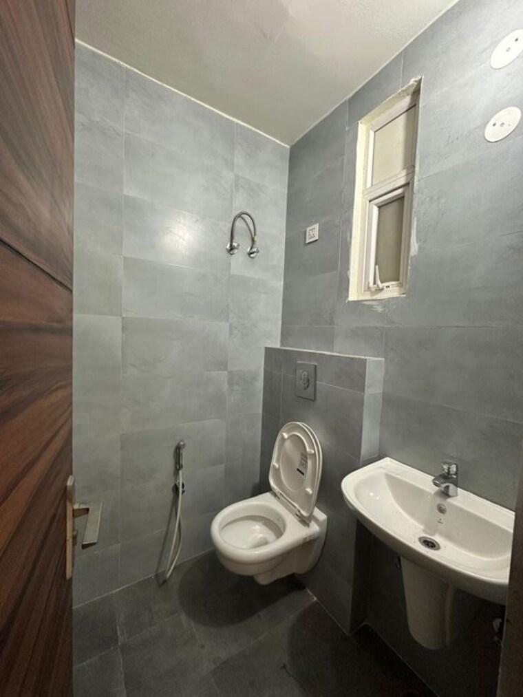 Bathroom, preet colony 3 Bedroom 1710 Sq.Ft. Apartment In Preet Colony Zirakpur 10383896