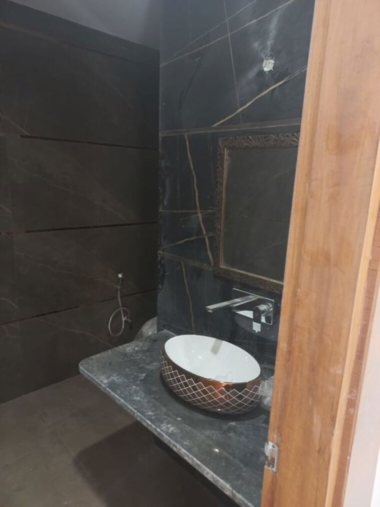 Bathroom, sector 84 4 Bedroom 260 Sq.Yd. Independent House In Sector 84 Faridabad 10387054