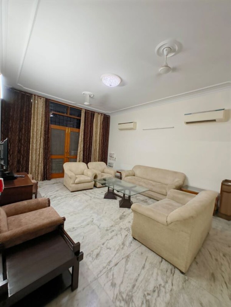 Living Room, kalkaji 3 Bedroom 200 Sq.Yd. Builder Floor In Kalkaji Delhi 10386998