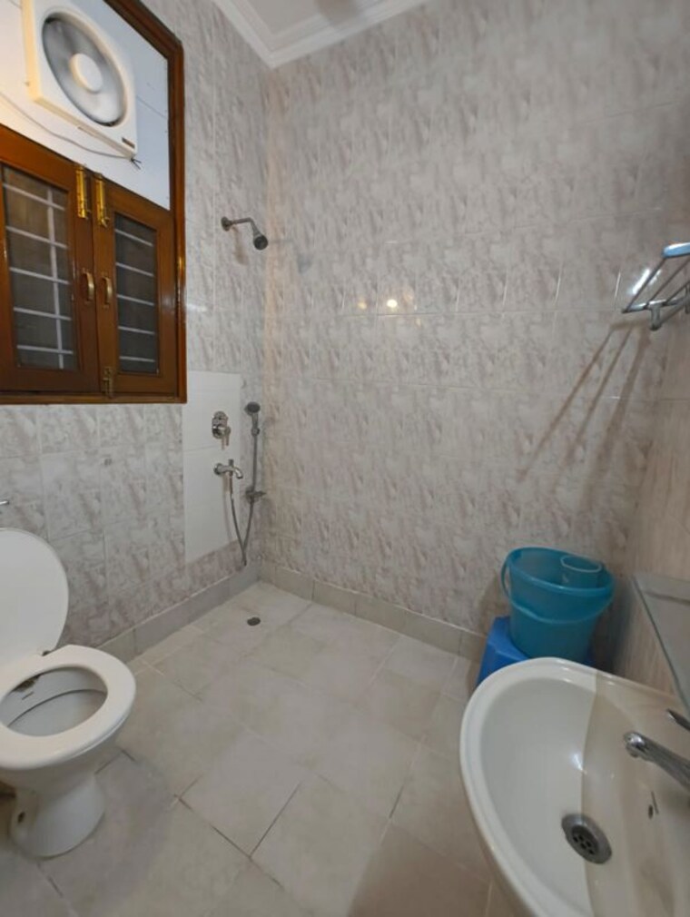 Bathroom, kalkaji 3 Bedroom 200 Sq.Yd. Builder Floor In Kalkaji Delhi 10386998