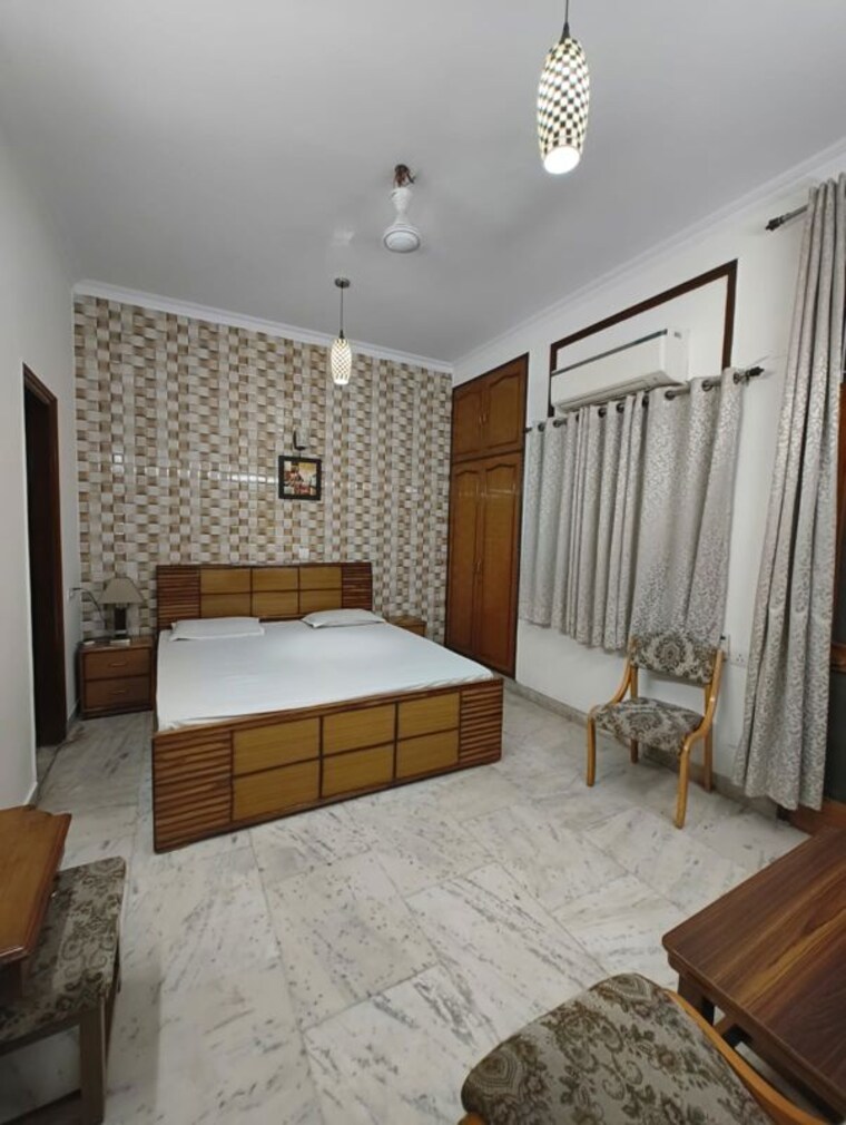 Bedroom, kalkaji 3 Bedroom 200 Sq.Yd. Builder Floor In Kalkaji Delhi 10386998