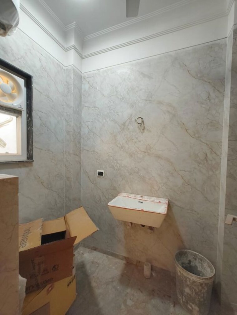 Bathroom, chittaranjan park 3 Bedroom 125 Sq.Yd. Builder Floor In Chittaranjan Park Delhi 10387166