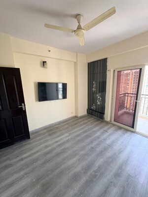 Room in 2.5 BHK Apartment at Geotech Pristine Avenue, Sector 16c Greater Noida – for Rent