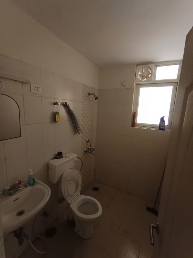 Bathroom, shree-vardhman-mantra 2 Bedroom 900 Sq.Ft. Apartment In Sector 67 Gurgaon 10387266
