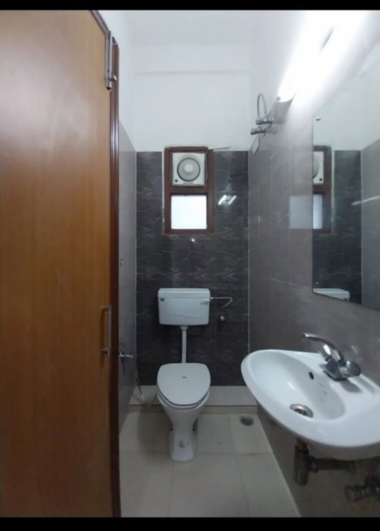 Bathroom, vasant vihar 4 Bedroom 400 Sq.Yd. Builder Floor In Vasant Vihar Delhi 10387293