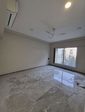 Room in 3 BHK Apartment at Kabra Primera, Juhu – for Rent