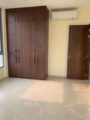 Room in 3 BHK Apartment at Hiranandani Meadows, Manpada – for Rent