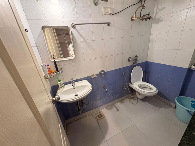 Bathroom, everest-world-solitare 3 Bedroom 950 Sq.Ft. Apartment In Kolshet Road Thane 10387406