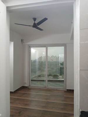 Room in 3 BHK Apartment at Mahaluxmi Migsun Ultimo, Omicron Iii Greater Noida – for Rent