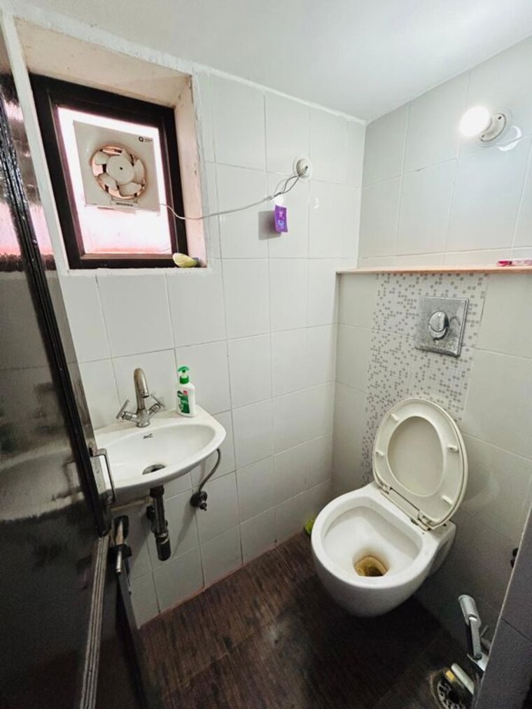 Bathroom, palam-vihar-residents-association 2 Bedroom 750 Sq.Ft. Builder Floor In Palam Vihar Gurgaon 10387581