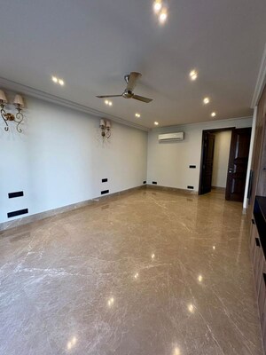Room in 4 BHK Builder Floor at Dlf Cyber City – for Sale