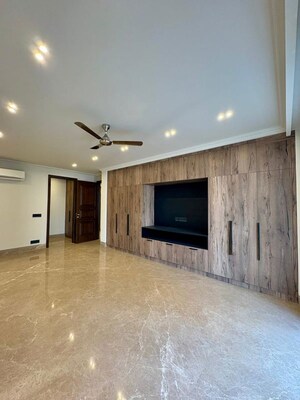 Room in 4 BHK Builder Floor at Dlf Cyber City – for Sale
