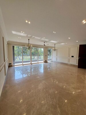 Room in 4 BHK Builder Floor at Dlf Cyber City – for Sale