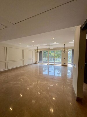 Room in 4 BHK Builder Floor at Dlf Cyber City – for Sale