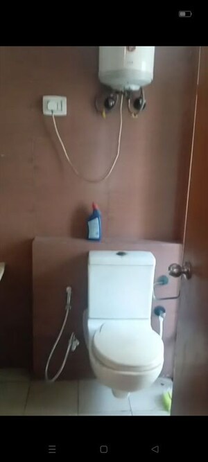 Furnished Amenities in 3 BHK Apartment at Mahagun Moderne, Sector 78 – for Rent