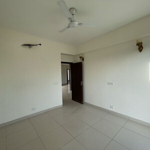 Room in 3 BHK Apartment at BPTP Amstoria Country Floor, Sector 102 – for Rent